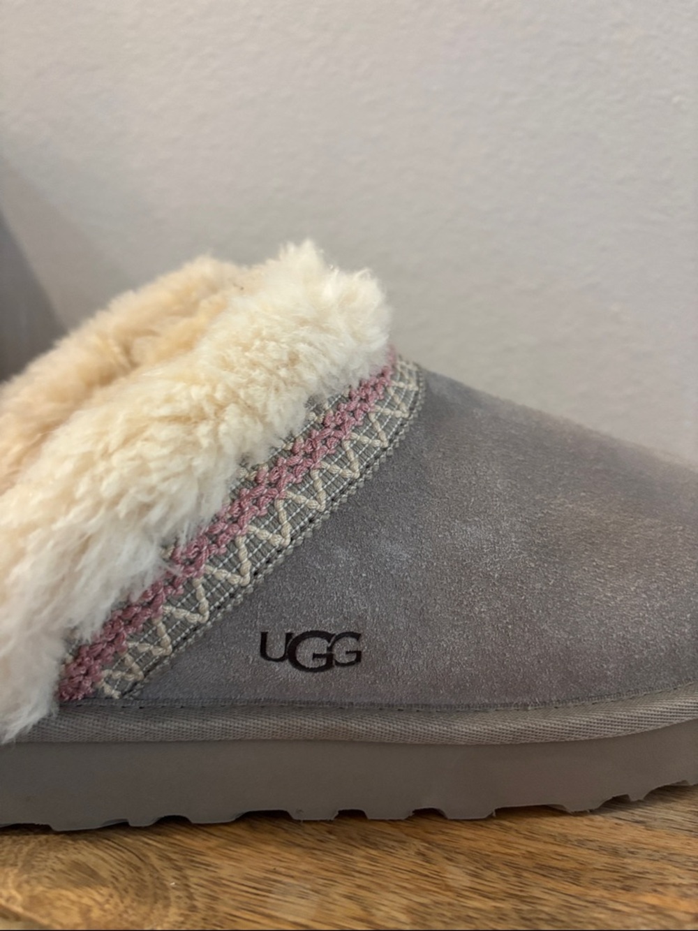 Women’s UGG Tazz Braid Slippers worn inside once size 9 women’s - Picture 2 of 8